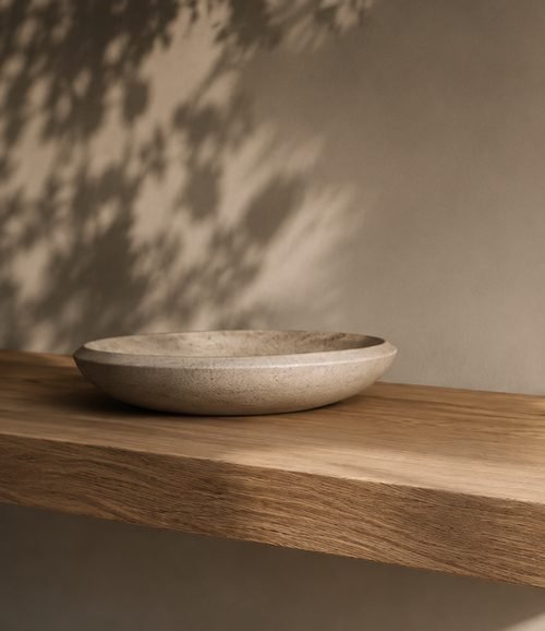Eiken wandplank met vaas en schaal