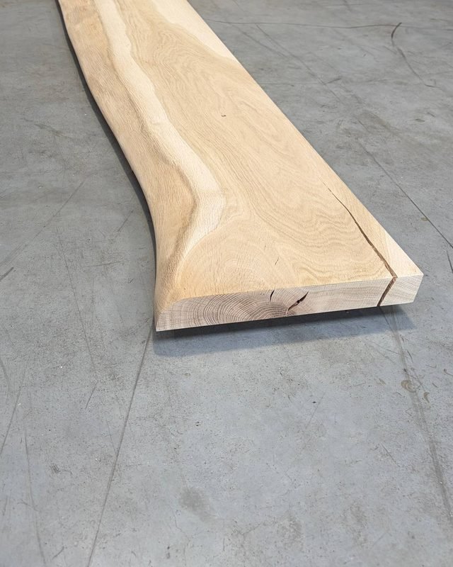 Massief eiken plank met natuurlijke rand