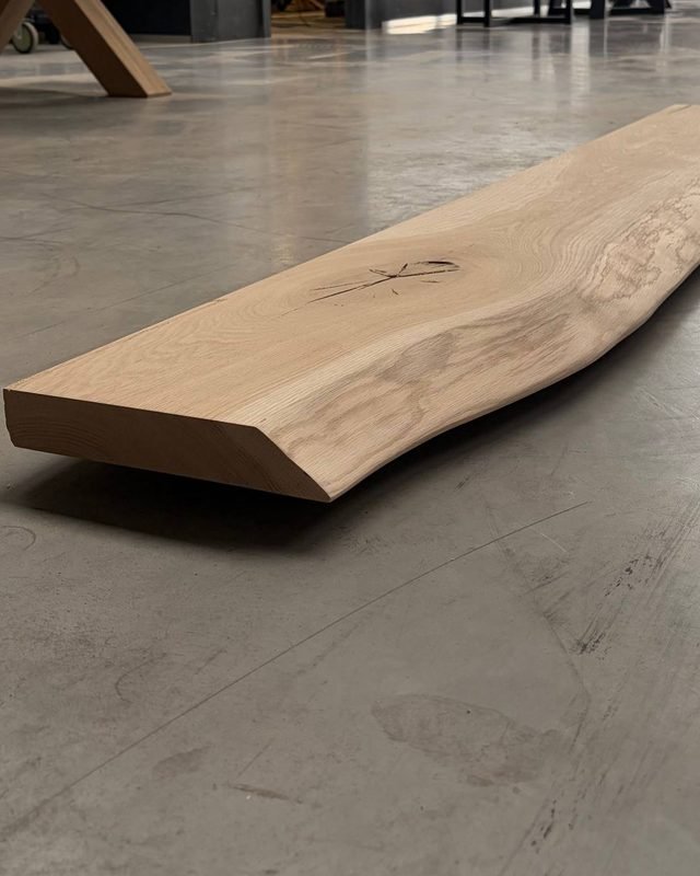 Eiken plank op de werkplaatsvloer